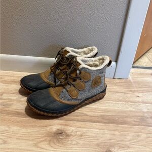 Sorel Black and Tan Winter Boots - size 7